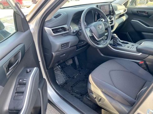 Used 2024 Toyota Highlander LE image 7