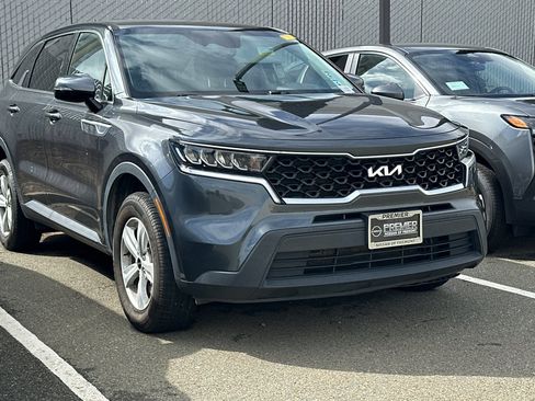 Used 2022 Kia Sorento LX image 2