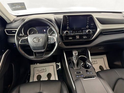 Used 2022 Toyota Highlander XLE image 19