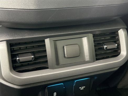 Used 2022 Ford F150 Lightning Lariat image 40