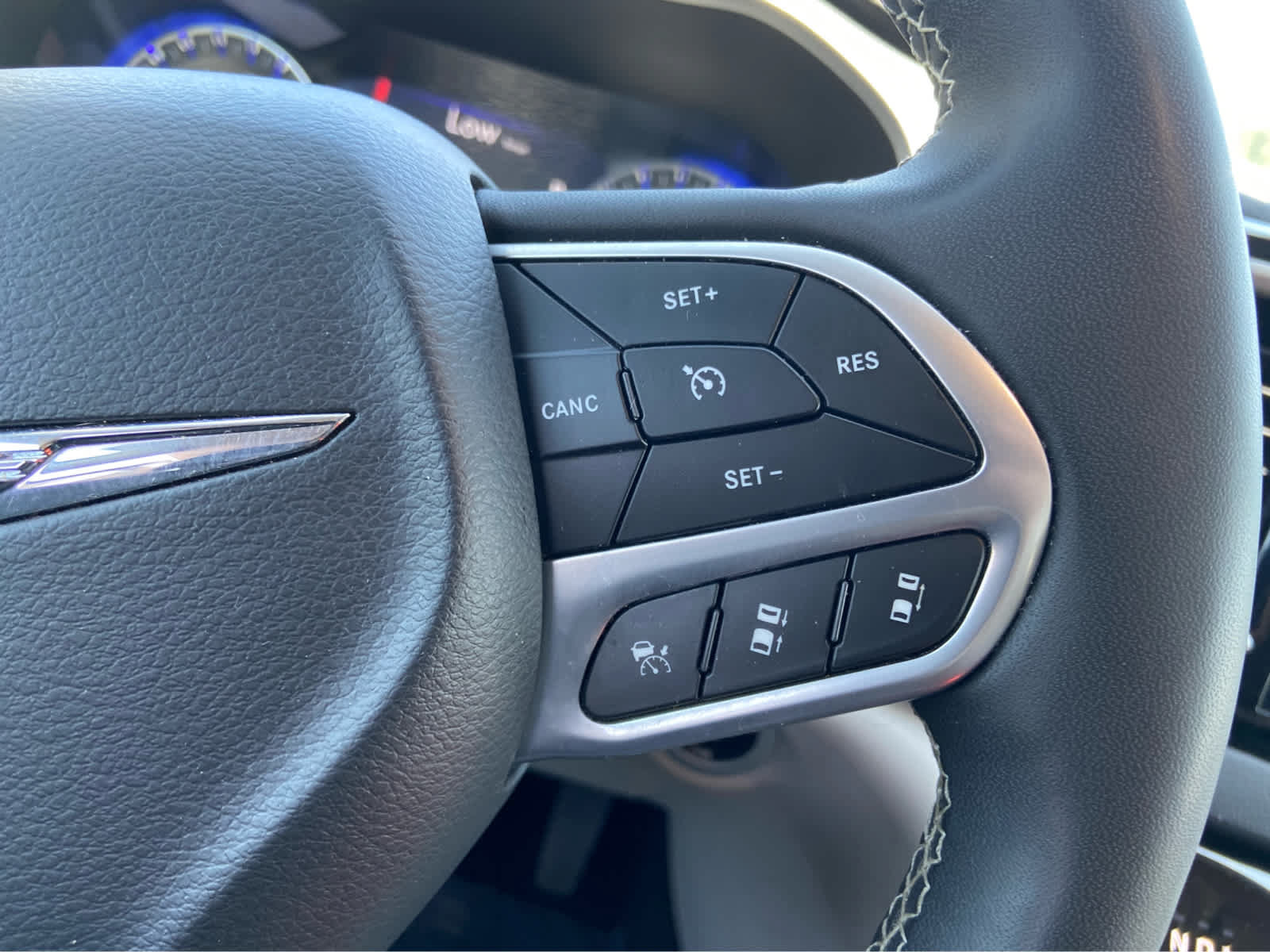 Used 2024 Chrysler Pacifica Touring-L FWD image 25