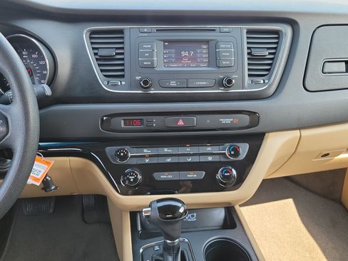 Used 2016 Kia Sedona LX w/ LX Convenience Package FWD image 13
