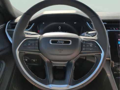 New 2025 Jeep Grand Cherokee Altitude image 9