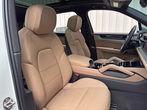 Used 2025 Porsche Cayenne w/ Premium Package Plus AWD/4WD image 43
