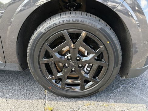 Used 2025 Kia Carnival SX w/ SX Dark Edition Package FWD image 10
