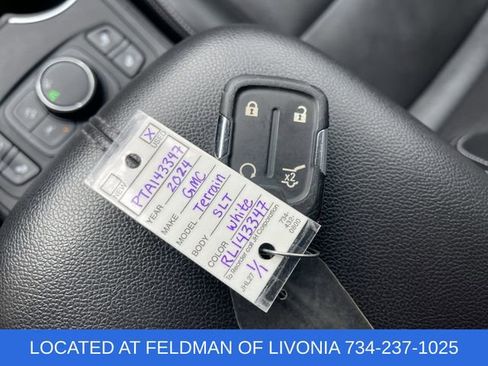 Used 2024 GMC Terrain SLT image 33