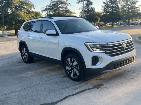 Used 2024 Volkswagen Atlas SE w/ Panoramic Sunroof Package FWD image 2