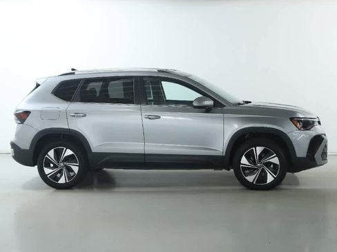 Used 2025 Volkswagen Taos SE w/ Panoramic Sunroof Package AWD/4WD image 11