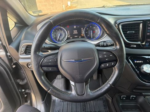 Used 2019 Chrysler Pacifica Touring-L w/ Advanced Safetytec Group FWD image 16