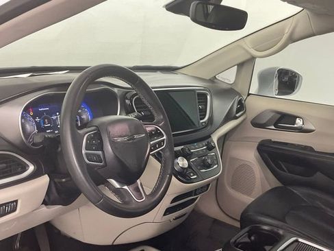 Used 2022 Chrysler Pacifica Touring-L w/ Uconnect Theater Family Group image 15