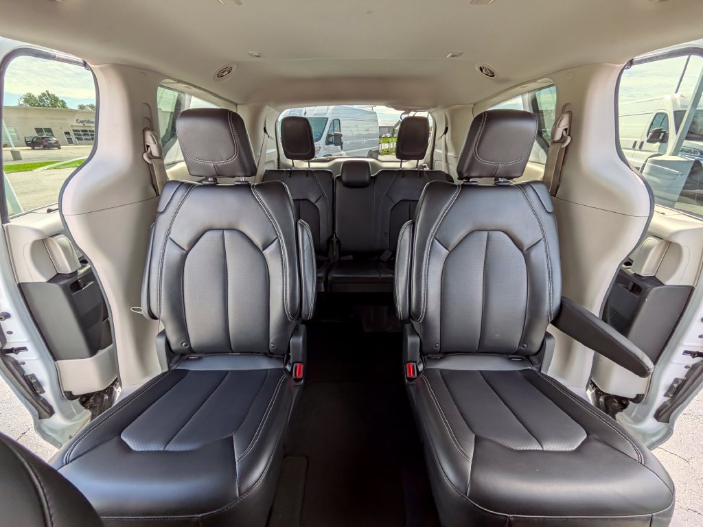 Used 2024 Chrysler Pacifica Touring-L FWD image 17