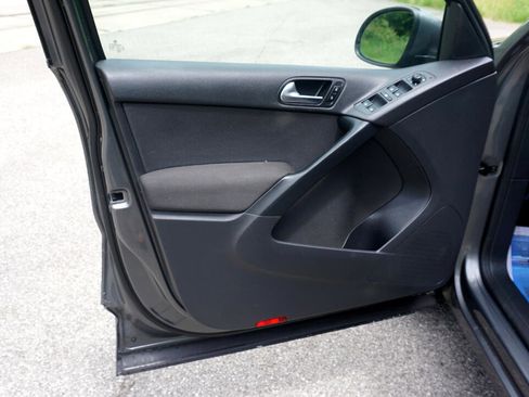 Used 2017 Volkswagen Tiguan Limited w/ Premium Package image 23