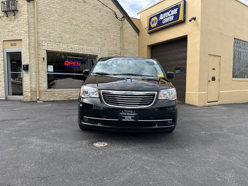 Used 2015 Chrysler Town & Country Touring FWD image 6