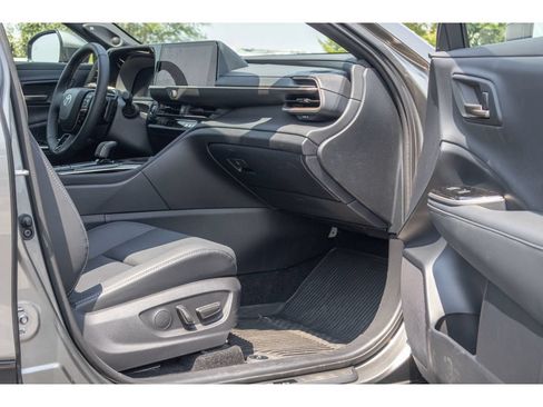 Used 2025 Toyota Crown Platinum AWD/4WD image 13