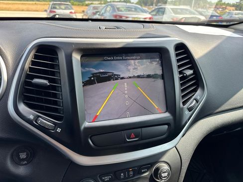 Used 2018 Jeep Cherokee Latitude Plus FWD image 16