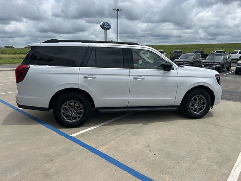 Used 2025 Ford Expedition Active AWD/4WD image 6