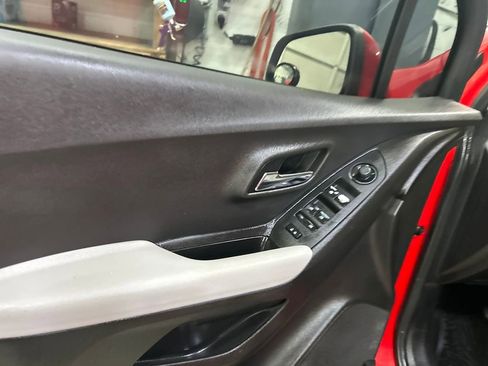 Used 2018 Chevrolet Trax LT w/ LT Convenience Package image 12