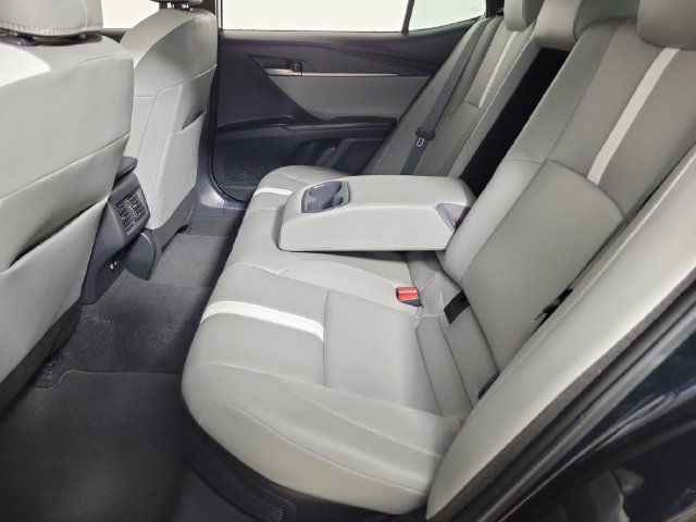 Used 2025 Toyota Camry SE w/ Convenience Package FWD image 11