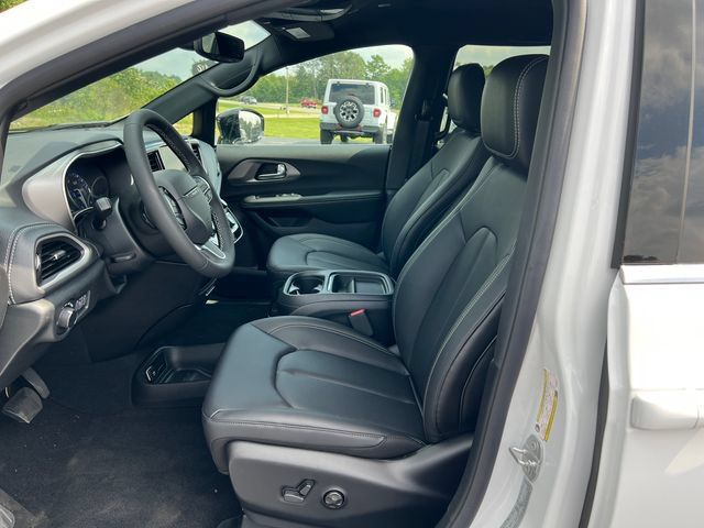 New 2027 Chrysler Pacifica Select FWD image 3