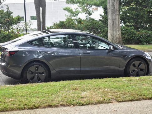 Used 2022 Tesla Model 3 Long Range AWD/4WD image 9