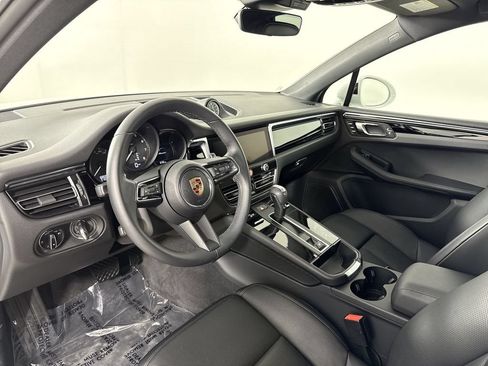 Certified 2025 Porsche Macan AWD/4WD image 4