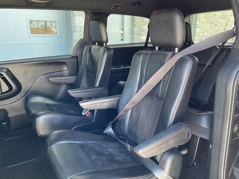 Used 2016 Dodge Grand Caravan SXT image 32