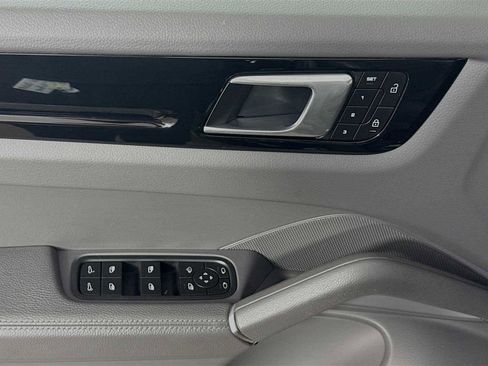 Used 2022 Porsche Cayenne S image 15