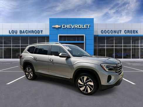 Used 2024 Volkswagen Atlas SEL AWD/4WD image 2