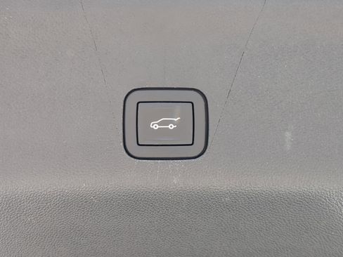 Used 2025 Chevrolet Suburban High Country image 29