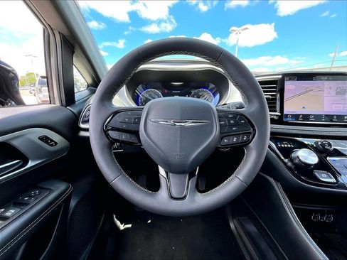 Used 2025 Chrysler Pacifica Limited FWD image 18