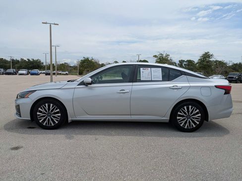 Used 2023 Nissan Altima 2.5 SV w/ SV Premium Package FWD image 7