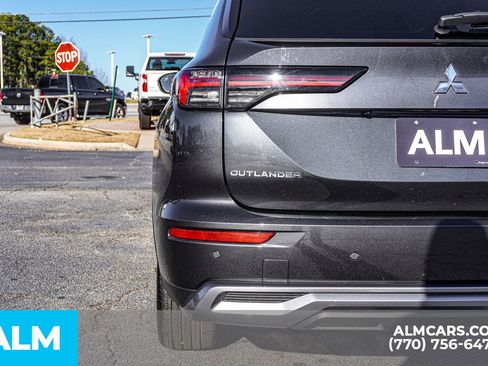 Used 2025 Mitsubishi Outlander SE image 17