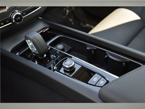 Certified 2024 Volvo XC60 T8 Plus w/ Protection Package Premier image 37