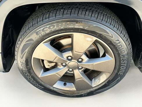 Used 2016 Jeep Cherokee 75th Anniversary image 33