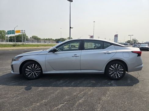 Used 2024 Nissan Altima 2.5 SV FWD image 12