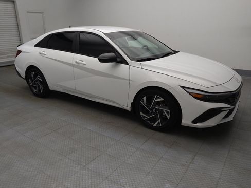 Used 2025 Hyundai Elantra Sport image 11