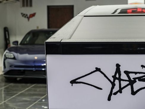 Used 2024 Tesla Cybertruck AWD Crew Cab image 46