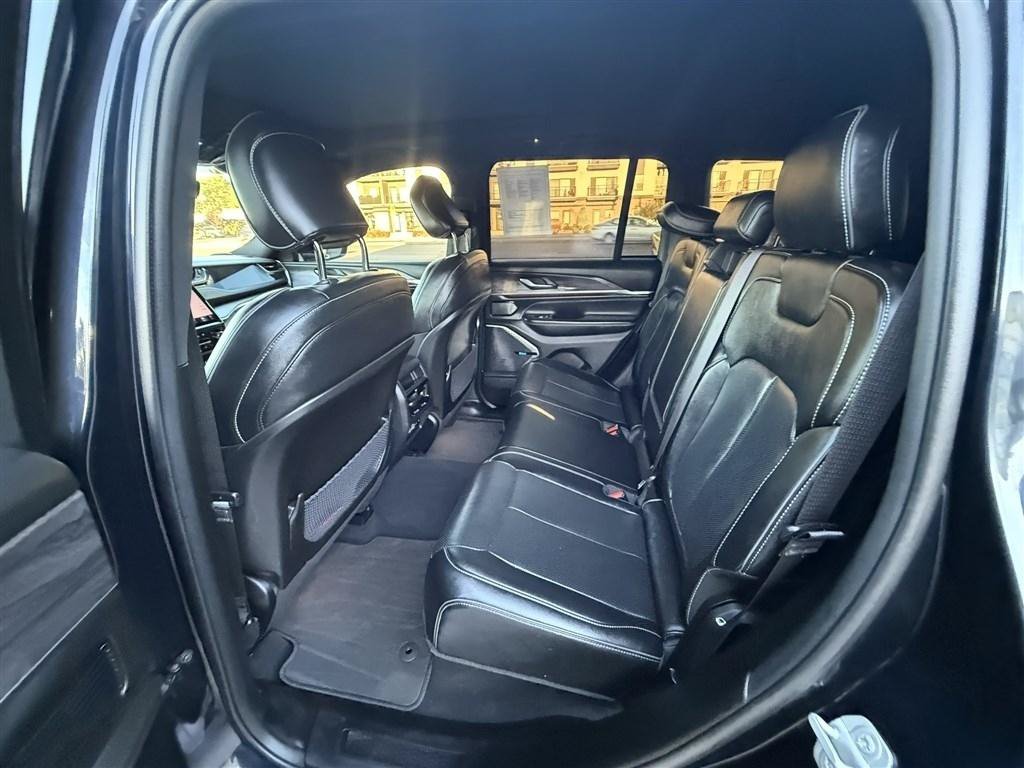 Used 2023 Jeep Grand Cherokee Overland AWD/4WD image 18