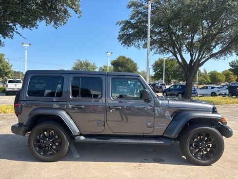 Used 2025 Jeep Wrangler Unlimited Sahara AWD/4WD image 4