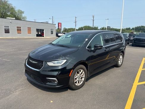 Used 2023 Chrysler Pacifica Touring-L FWD image 3