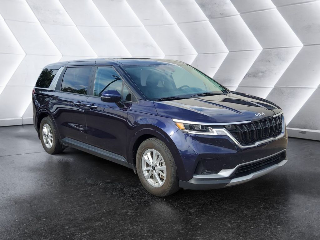 Used 2023 Kia Carnival LX FWD image 1