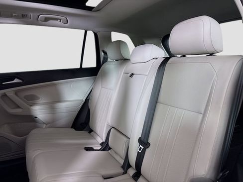 Used 2022 Volkswagen Tiguan SE w/ Panoramic Sunroof Package image 24