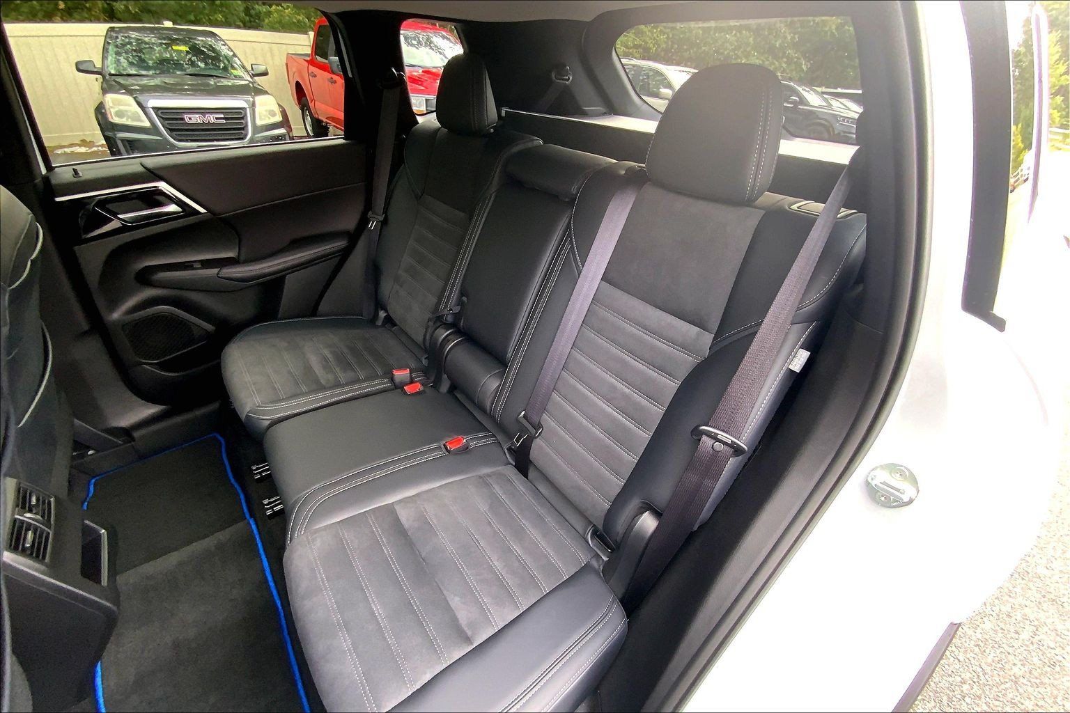 Used 2025 Mitsubishi Outlander 4WD Plug-In Hybrid image 28