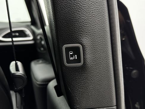 Used 2025 Chrysler Pacifica Select image 37