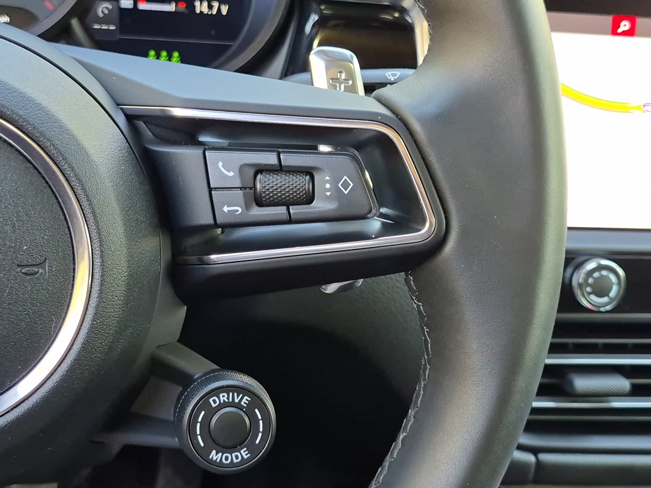 Certified 2026 Porsche Macan AWD/4WD image 9