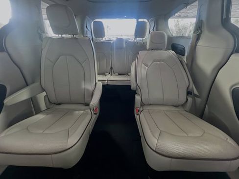 Used 2020 Chrysler Pacifica Limited FWD image 26