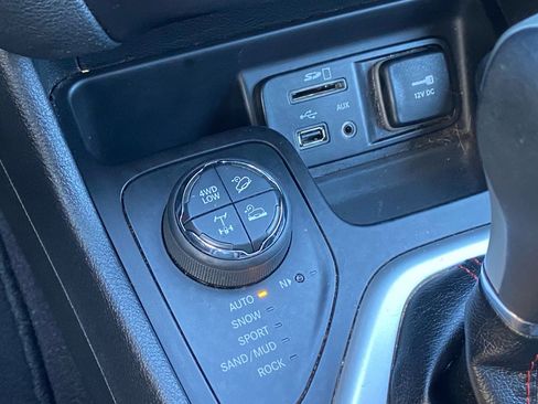 Used 2017 Jeep Cherokee Trailhawk image 28