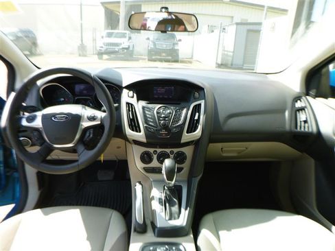 Used 2013 Ford Focus SE w/ SE Winter Pkg FWD image 9