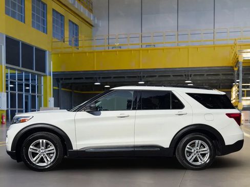 Used 2021 Ford Explorer XLT w/ Equipment Group 202A RWD image 4