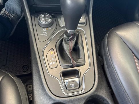 Used 2019 Jeep Cherokee Trailhawk w/ Cold Weather Group AWD/4WD image 19